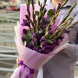 9 фиолетовых гладиолусов
